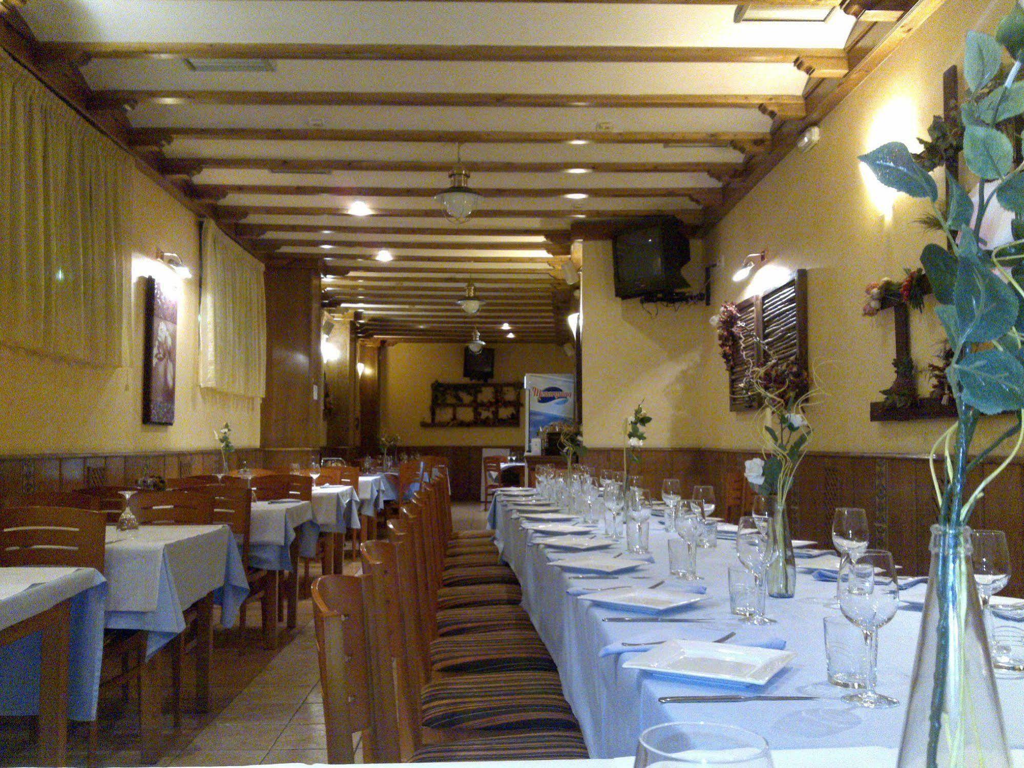 Hostal Campus Burgos Exterior photo