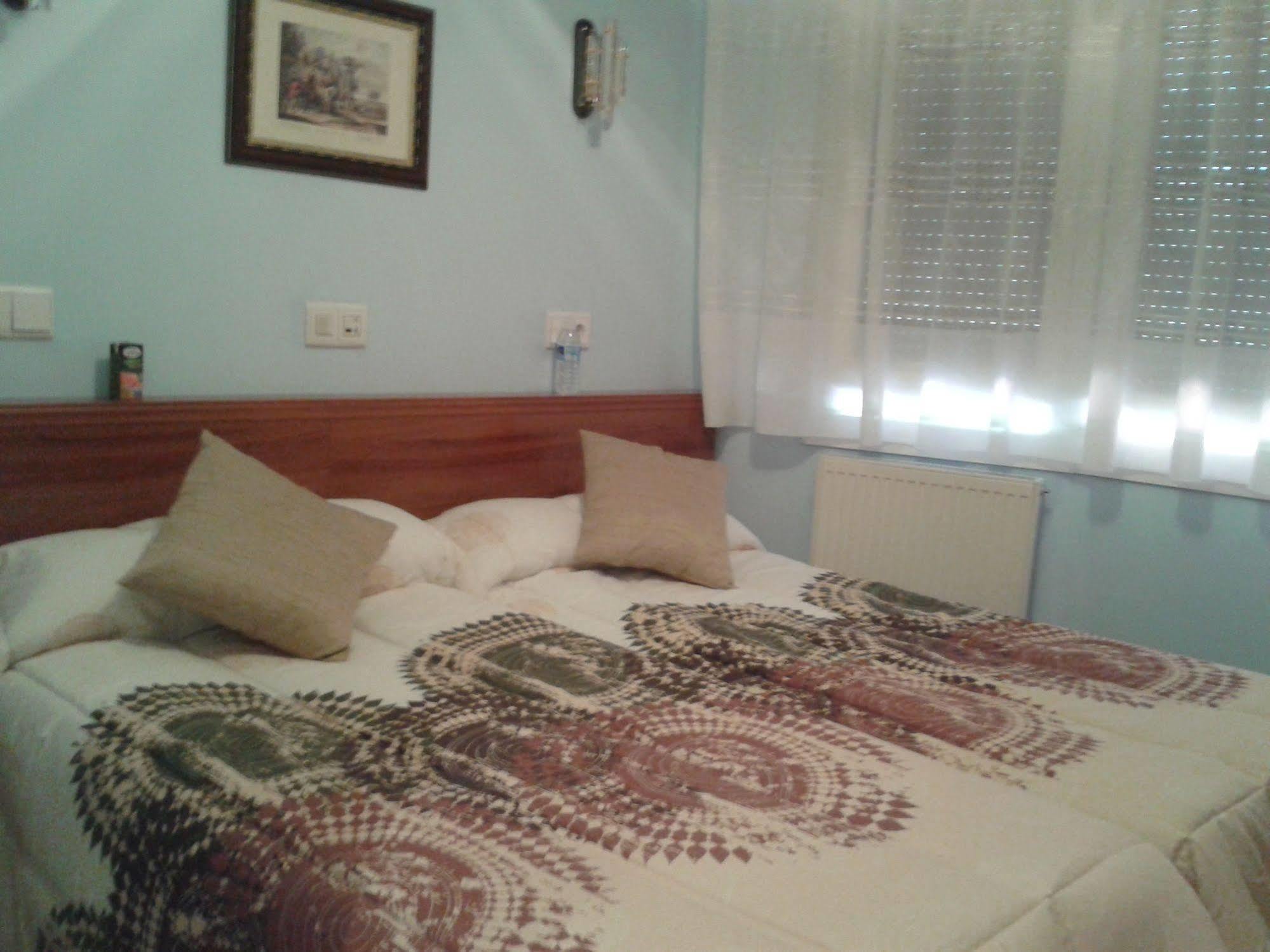 Hostal Campus Burgos Exterior photo